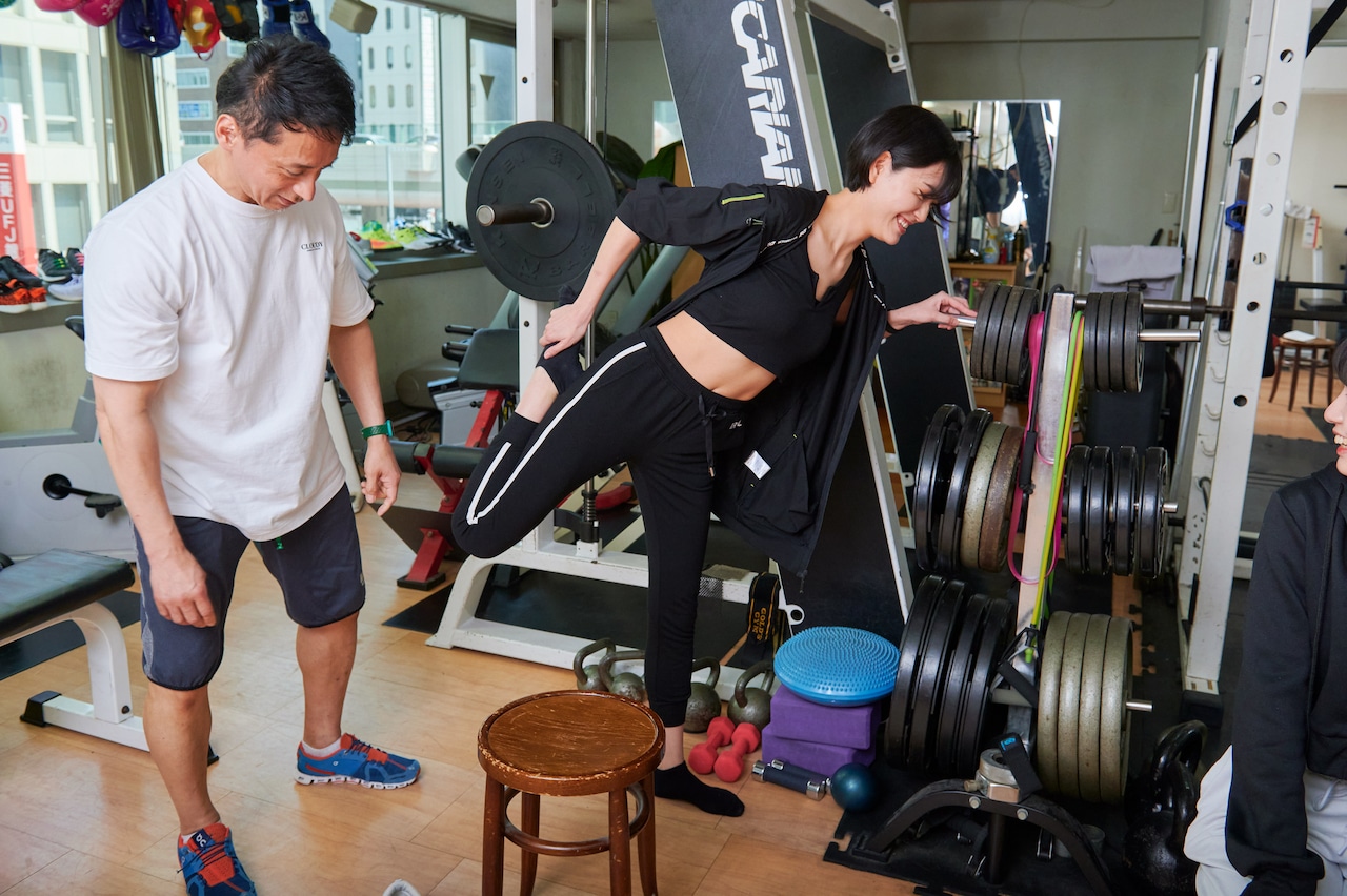 体を柔らかくするストレッチを実践するリチ。