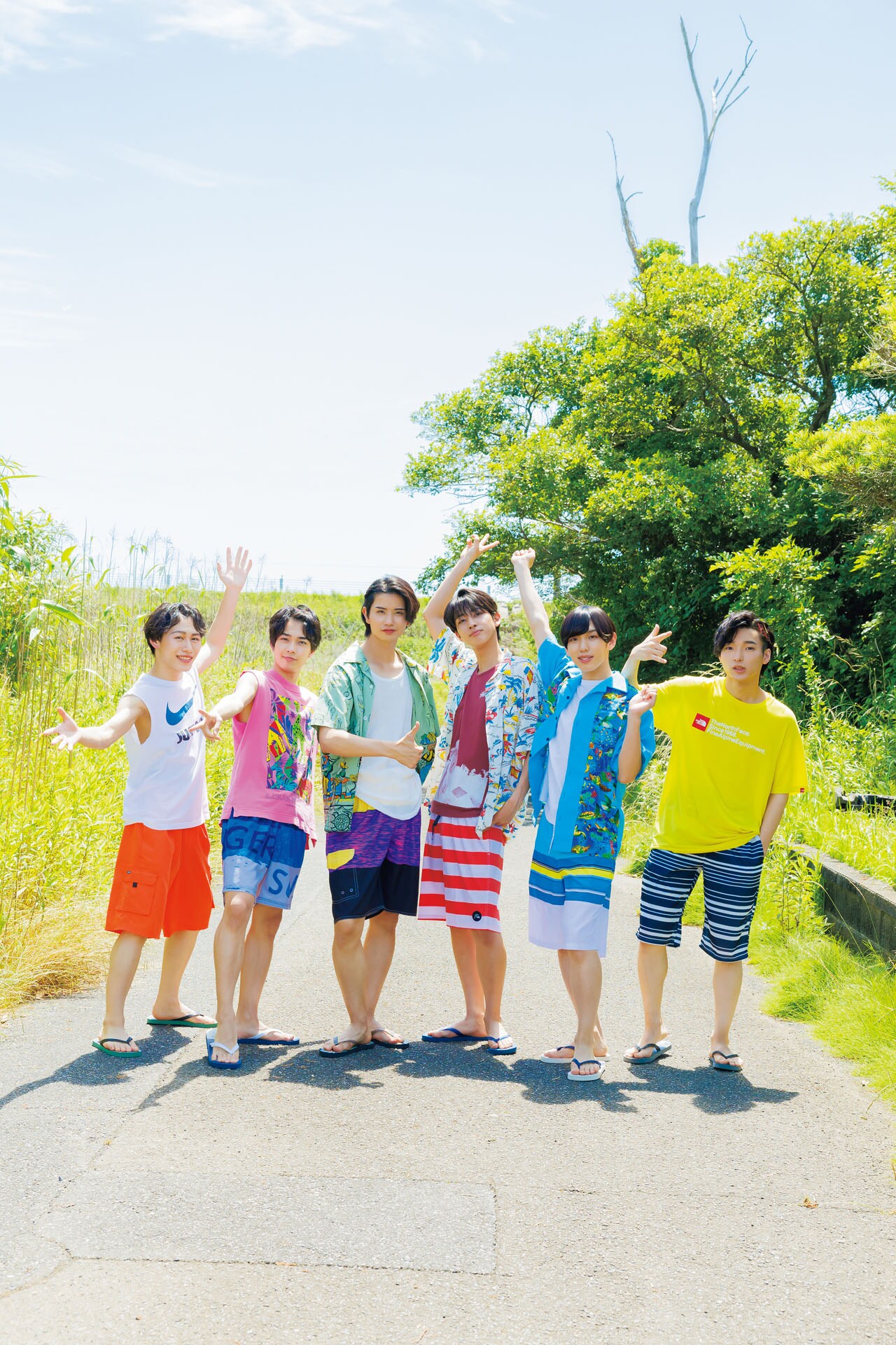 世が世なら!!!とTHE SUPER FRUIT、1st写真集を同時発売