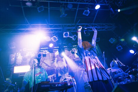 NIKO NIKO TAN TANのステージより、「胸騒ぎ feat. Chi- from カメレオン・ライム・ウーピーパイ」のパフォーマンスの様子。（Photo by Hayato Niiya）