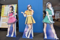 横浜アリーナのロビーに飾られた「@JAM」ナビゲーターユニット・夏の月を夢みての等身大パネル。