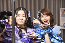 チョコフォンデュを楽しむ超ときめき♡宣伝部の杏ジュリアと辻野かなみ。