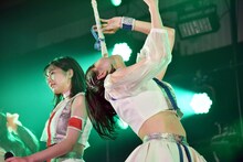 アップアップガールズ（２）によるパフォーマンスの様子。