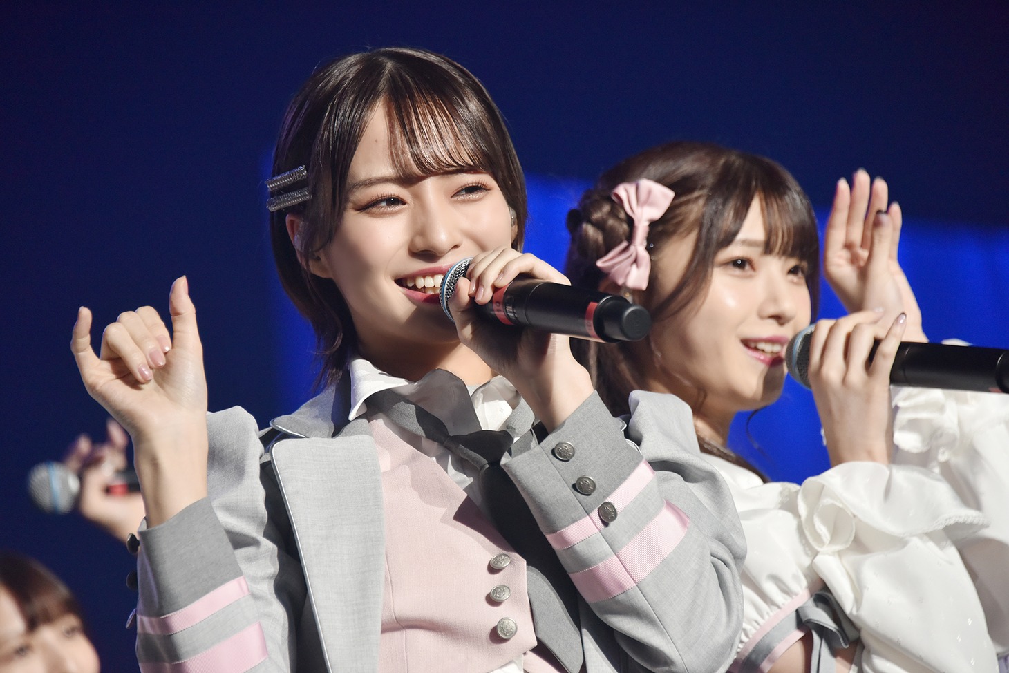 左から≠MEの冨田菜々風、菅波美玲。