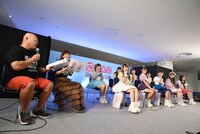 トークステージ「つばきファクトリーLOVERS」の様子。