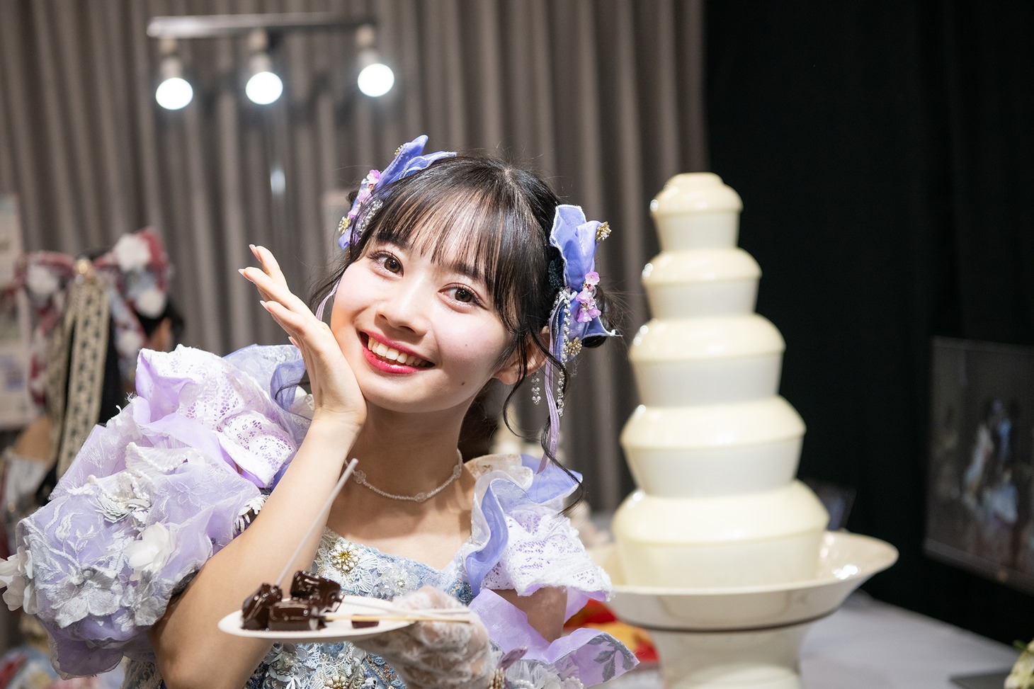 チョコフォンデュを楽しむ近藤沙瑛子（#ババババンビ）