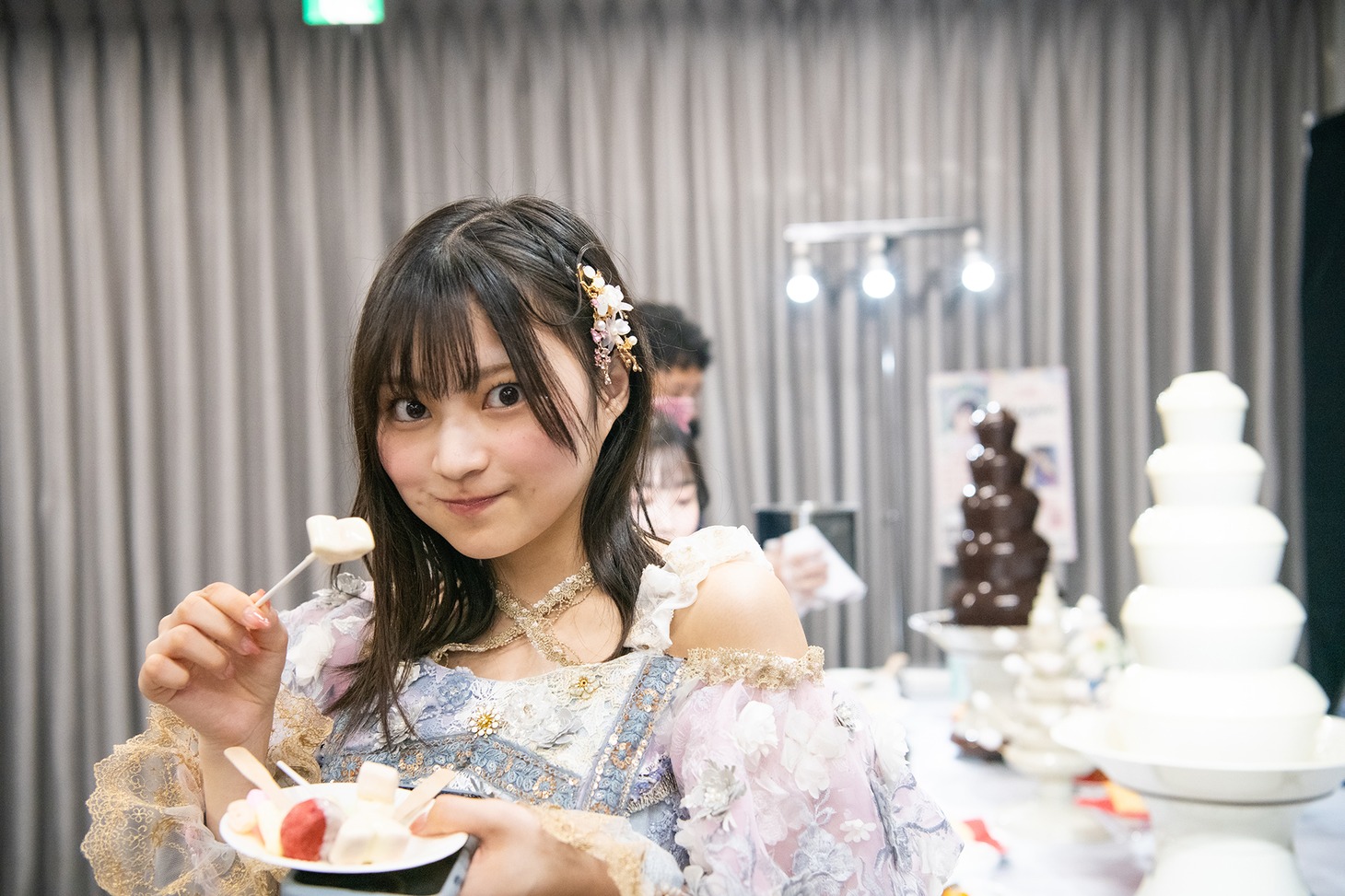チョコフォンデュを楽しむ宇咲（#ババババンビ）。
