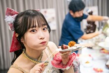 チョコフォンデュを楽しむ岸みゆ（#ババババンビ）。