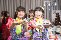 チョコフォンデュを楽しむ虹のコンキスタドールの蛭田愛梨、澤村光彩。