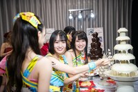 チョコフォンデュを楽しむラフ×ラフメンバー。