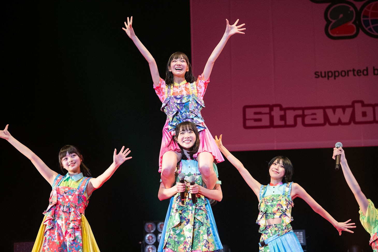 虹のコンキスタドールの神田ジュナ（上）、鶴見萌（下段中央）。