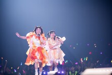 センターステージを駆ける私立恵比寿中学の桜井えまと仲村悠菜。