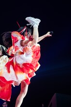 脚を垂直に上げる私立恵比寿中学の桜木心菜。