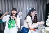 チョコフォンデュを楽しむ私立恵比寿中学の小久保柚乃と風見和香。