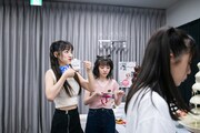 チョコフォンデュを楽しむ私立恵比寿中学の桜木心菜と桜井えま。