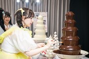 チョコフォンデュを楽しむFRUITS ZIPPERの早瀬ノエル。