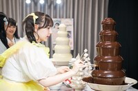 チョコフォンデュを楽しむFRUITS ZIPPERの早瀬ノエル。