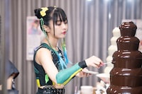 チョコフォンデュを楽しむMIGMA SHELTERのブラジル。