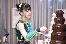 チョコフォンデュを楽しむMIGMA SHELTERのブラジル。