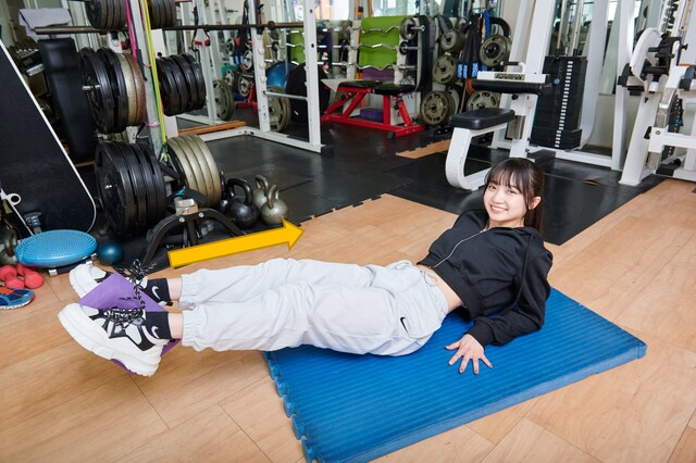 まずは両肘を床についた状態で、クッションなどを両足で挟んで床からリフトします。