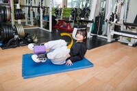 今度は左右に捻りながら膝を曲げていきます。まずは体の左側へ。