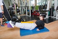 膝を曲げきったら、息を吸いながらまっすぐに伸ばして最初の体勢に。