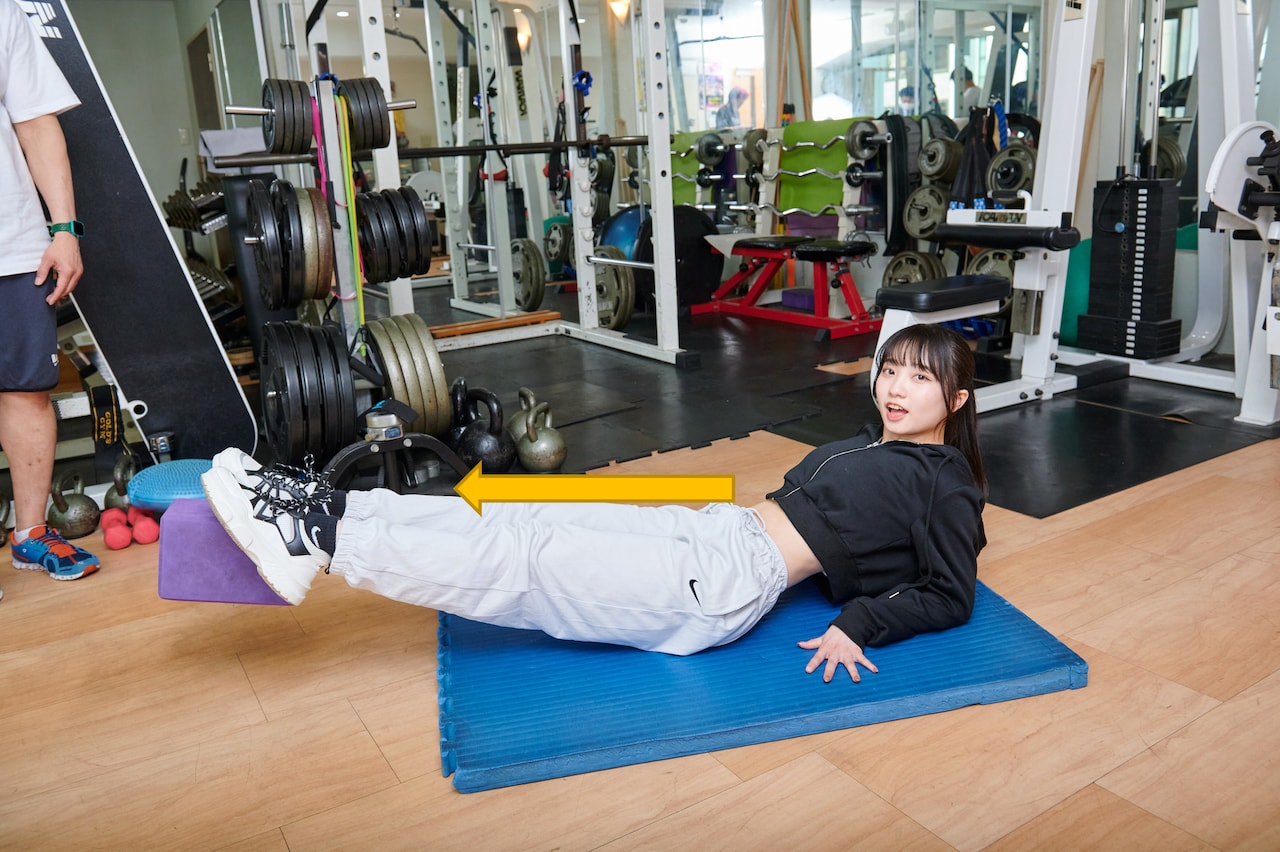 膝を曲げきったら、息を吸いながらまっすぐに伸ばして最初の体勢に。