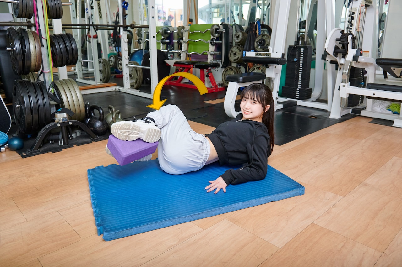 続いて体の右側へ膝を引き寄せます。「ベント・ニー・リフト」以上に腹筋への効果を実感できるようです。