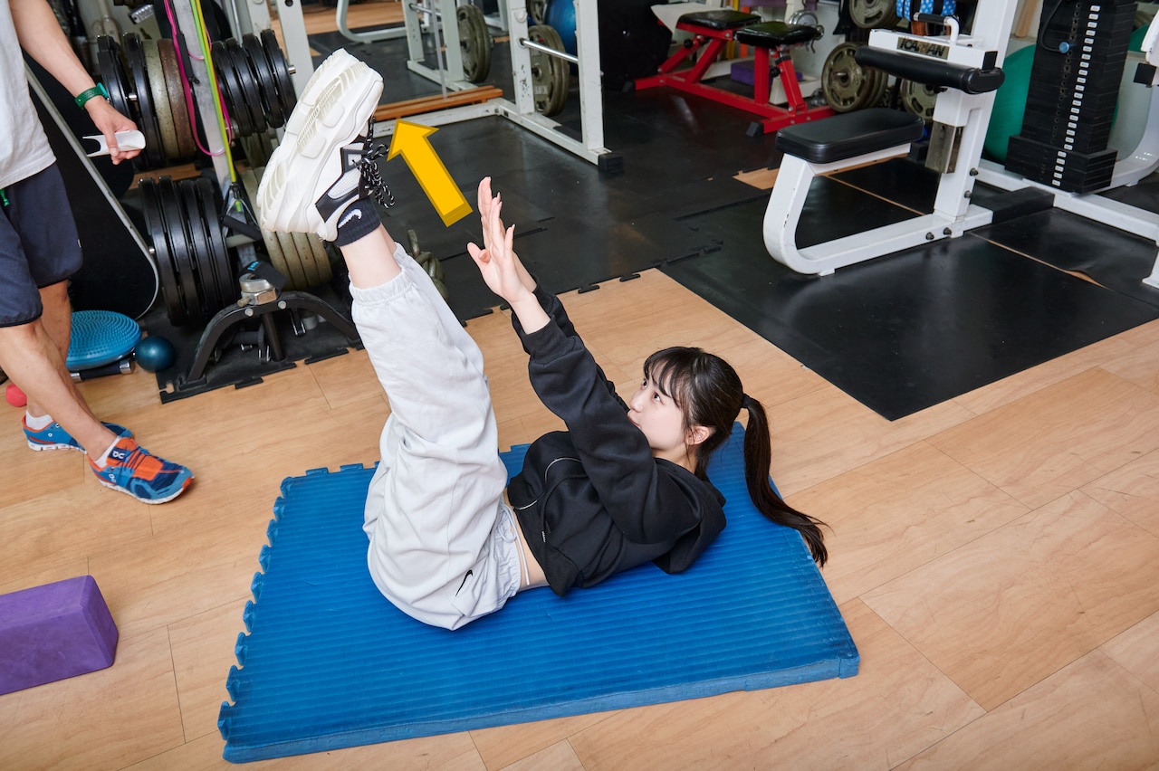 息を吐きつつ、お腹を丸めながらつま先をタッチ。