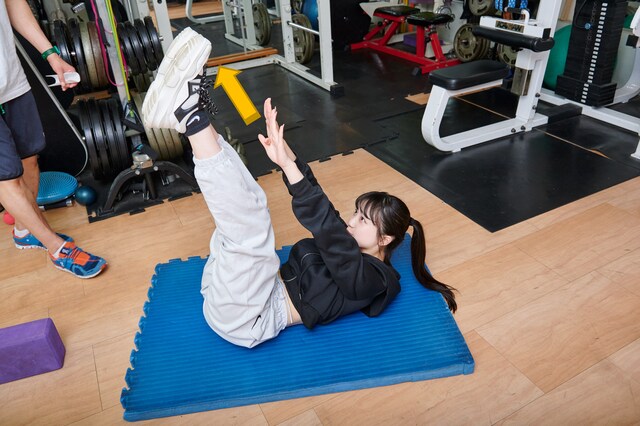 息を吐きつつ、お腹を丸めながらつま先をタッチ。