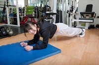 慣れた様子でプランクに臨むナルハワールドさん。