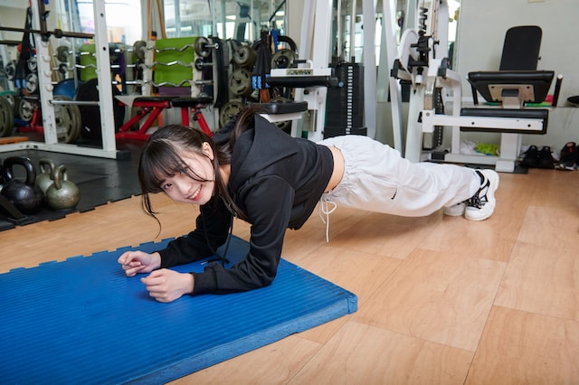 慣れた様子でプランクに臨むナルハワールドさん。