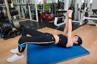 両膝にゴムバンドを通し、お尻を浮かせたまま膝を開きます。