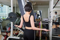 姿勢をよくするためにはゴムチューブを使ったトレーニングも最適です。