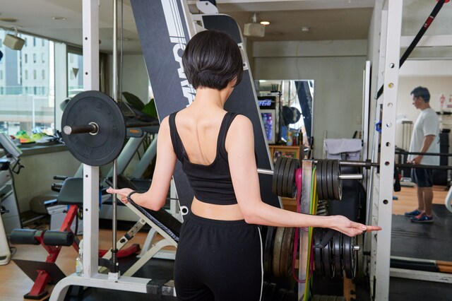 姿勢をよくするためにはゴムチューブを使ったトレーニングも最適です。