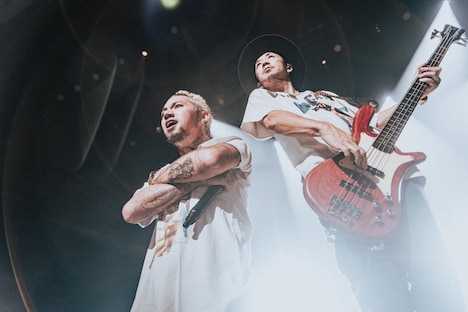 JESSE（Vo, G）とT$UYO$HI（B）。（Photo by  nekoze_photo）