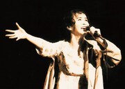 「中島みゆき 劇場版 夜会の軌跡 1989～2002」より。(c)2023 YAMAHA MUSIC ENTERTAINMENT HOLDINGS, INC.