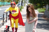 コント「電動キックボードマン」より松村沙友理（右）。(c)フジテレビ