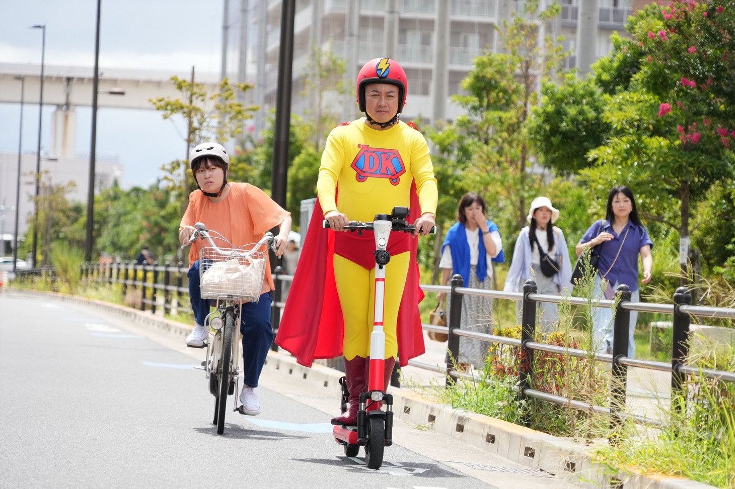 コント「電動キックボードマン」より。(c)フジテレビ