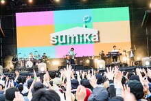 sumikaのライブの様子。（Photo by Keiichiro Natsume）