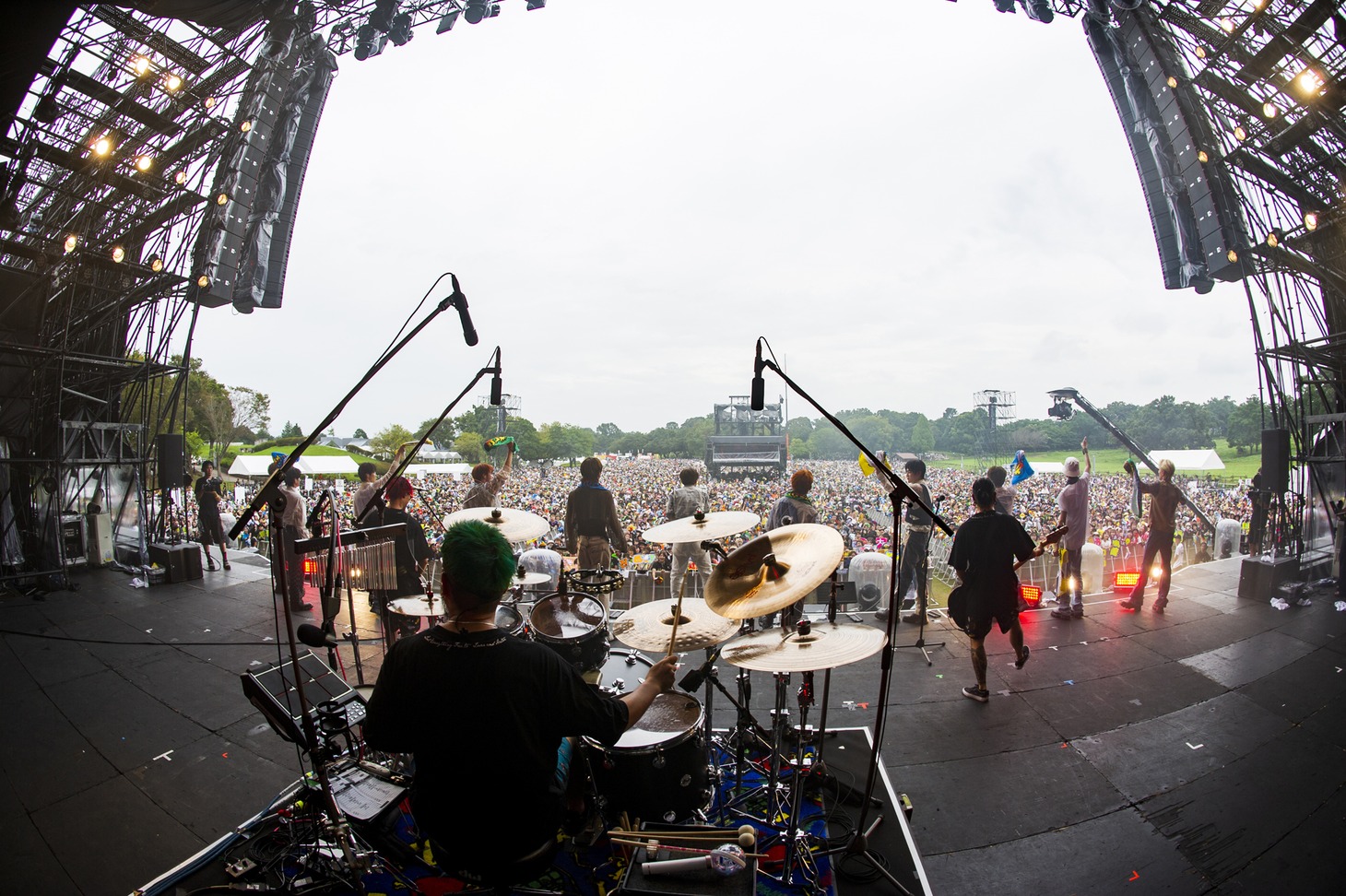 INIとWANIMAが「HERO」を披露する様子。（Photo by Yukihide "JON..."Takimoto）