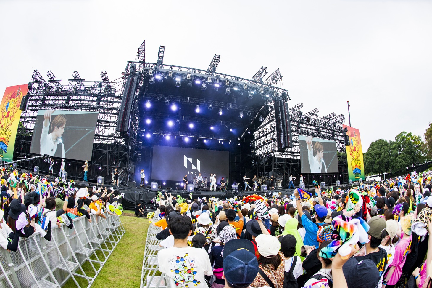 INIとWANIMAが「HERO」を披露する様子。（Photo by Yukihide "JON..."Takimoto）