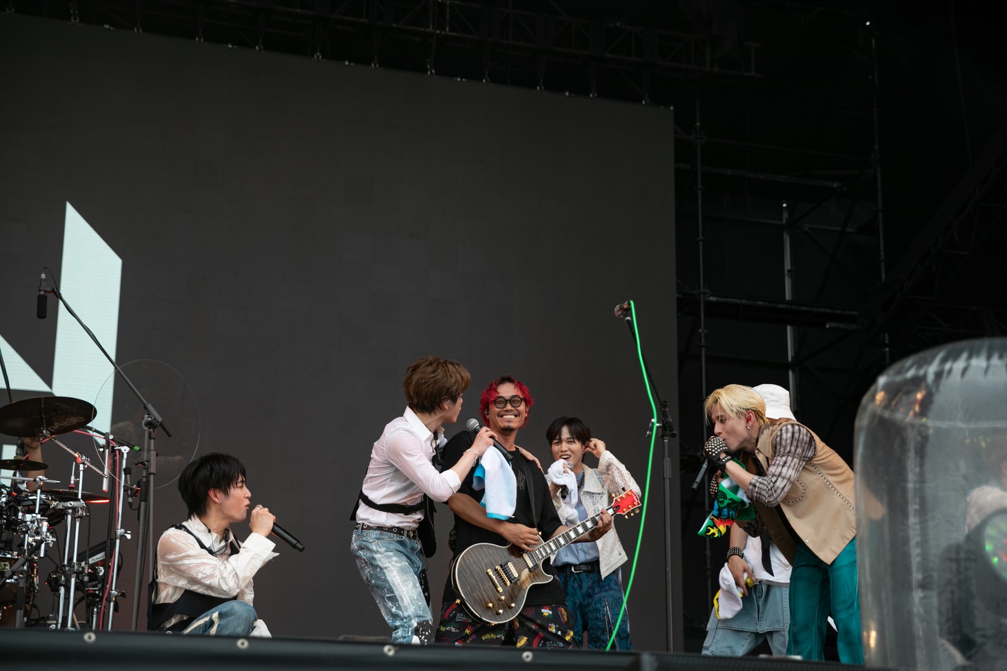 INIのメンバーとKO-SHIN（G, Cho / WANIMA）。（Photo by SARU［SARUYA AYUMI］）