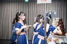 チョコフォンデュを楽しむ高嶺のなでしこメンバー。