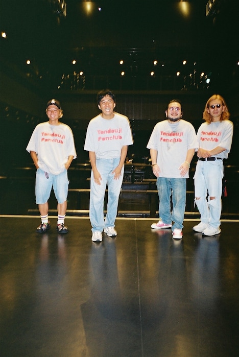 Zepp Shinjuku（TOKYO）を笑顔で下見するTENDOUJI。