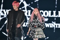 左から兼近大樹（EXIT）、益若つばさ。