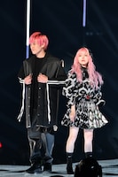 左から兼近大樹（EXIT）、益若つばさ。