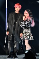 左から兼近大樹（EXIT）、益若つばさ。