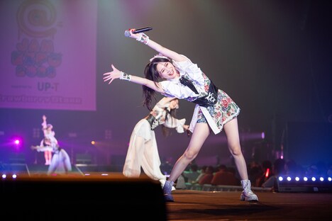 花道いっぱいに広がって「おんなじキモチ」を歌う東京女子流。