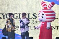 しまうさとコミュニケーションを取るHARUKIとMORRIE。