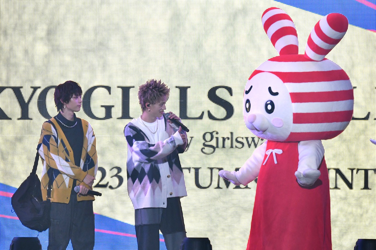 しまうさとコミュニケーションを取るHARUKIとMORRIE。